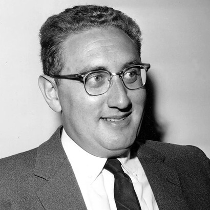 Henry Kissinger también ha recibido críticas por ser uno de los miembros fundadores del polémico y todavía activo Grupo Bilderberg, entidad no gubernamental, en la que se reúnen varias de las personas más poderosas e influyentes de todo el mundo
