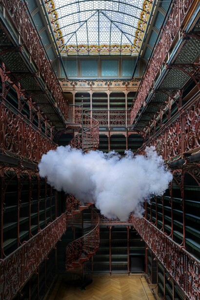 Berndnaut Smilde, Vertical visibility, painting in exhibition. Courtesy of Ronchini Gallery