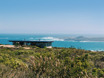 Paisaje en las Ochoquebradas. La arquitectura de Nishizawa refleja modos de vida en constante evolución, adaptándose a patrones humanos cambiantes. Región de Coquimbo, Chile