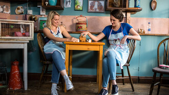 Fleabag (2016) es una serie de comedia dramática británica creada y escrita por Phoebe Waller-Bridge