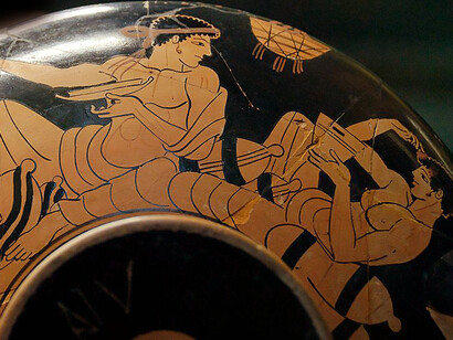 Escena de un banquete en la que participan un joven y su esclavo. Copa ática de figuras rojas, ca. 490-480 a.C. (detalle). Museo del Louvre, París, Francia
