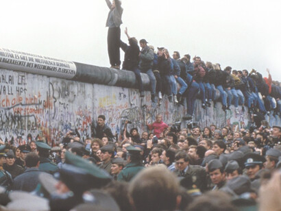 El Muro de Berlín cayó en la noche del jueves 9 al viernes 10 de noviembre de 1989, 28 años después de su construcción