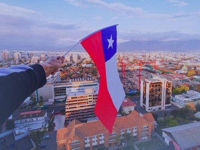 Hombre sostiene una bandera de Chile en la región de Valparaíso