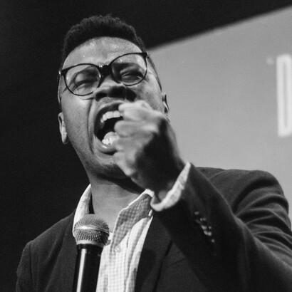 El gobernante déspota solo se rodea de personas serviles e incondicionales