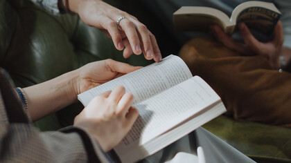 Poeta declama poesia de seu livro para entrevistadora 
