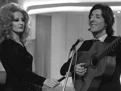 Mina e Giorgio Gaber, (1972). Voleva offrirgli un contratto ma il chitarrista timido, che nella vita pensava di fare il ragioniere, crede che sia uno scherzo e non ci va