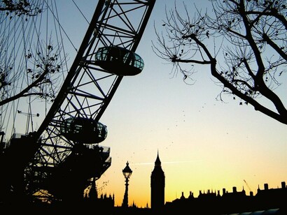 Desde que cheguei a Londres, há mais de duas décadas, ela tem estado lá, girando com uma constância serena, como se acompanhasse cada passo da minha louca jornada

