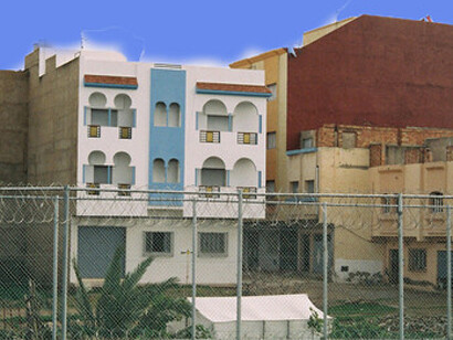 La Valla.Detrás está Marruecos - Estoy en Melilla, España