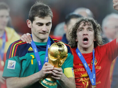 Iker Casillas y Carles Puyol celebran el  mundial conquistado por España en Sudáfrica 2010