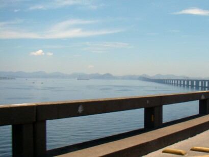 Não penso que ela [a arte] seja doutrinadora, como alguns tentam acusá-la. No entanto, acredito em seu potencial de nos afetar, provocar e criar experiências fora da linguagem, como bem defende Hans Ulrich Gumbrecht. Por esse motivo, defendo que a arte deve ser acessível a todas e todos