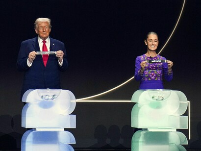 El presidente de los Estados Unidos, Donald Trump, la presidenta de México, Claudia Sheinbaum durante el sorteo oficial de la Copa Mundial de la FIFA 2026