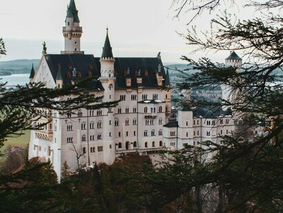 Naturalmente, os da Disney avultam, com castelos que se inspiram nos de Luís II da Baviera (Herrenchiemsee, Linderhof, etc.), em especial, o Castelo de Neuschwanstein, de fantasiada arquitectura, modelo do castelo da Bela Adormecida na Disneylândia


