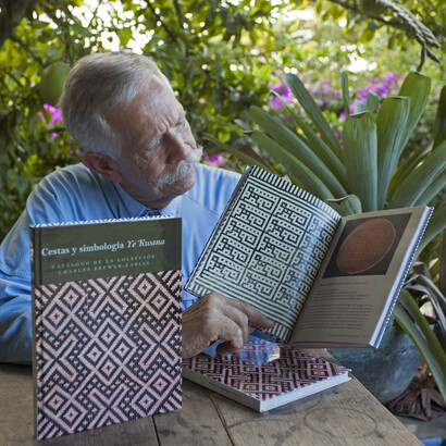 Charles Brewer mostrando su libro