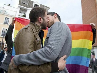 Dois homens beijando-se