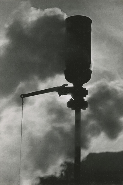 Jacob Tuggener. Fischio a vapore, fabbrica di filati di seta artificiale Steckborn, 1938 © Jakob Tuggener Foundation, Uster