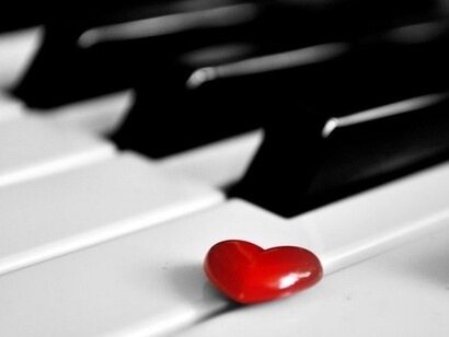 Un corazón sobre las teclas de un piano