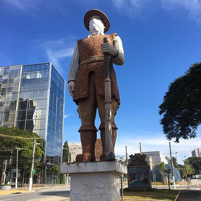 A importância memorial dada para símbolos que detiveram um papel de destruição de tradições e escravização de nossos povos originários no Brasil