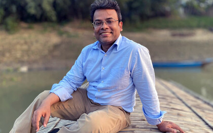 Casas y escuelas flotantes impulsadas por Mohammed Rezwan en Bangladesh ofrecen una clave de lectura inesperadamente fértil. El arquitecto Mohammed Rezwan ha ganado el Premio Confucio de la UNESCO a la Alfabetización 2025