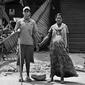 Dhading Besi, Nepal, 2015
 “Un giorno l’ho incontrata e ci siamo innamorati. I miei vicini non mi crede- vano quando ho detto loro che mi sarei sposato. Oggi aspettiamo il nostro primo figlio. Sarà dura, il terremoto ha distrutto la nostra casa, ma ce la faremo e non vediamo l’ora che nasca.”
40 x 40 cm
©Christian Tasso
