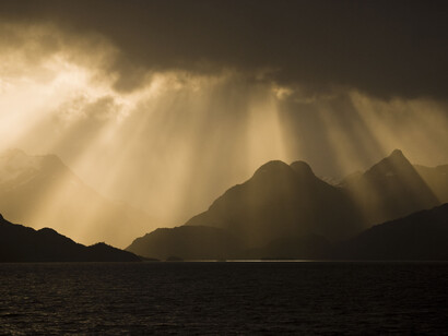 Rayos de sol sobre el Estrecho de Magallanes
