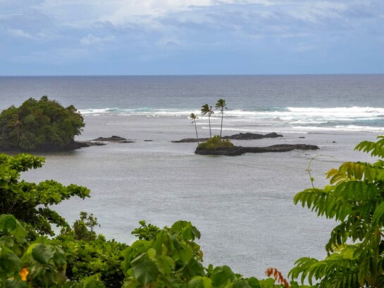 Cross Island Road, in alcuni punti la strada è a pochi metri dall’oceano. Western Samoa, foto di Giò Barbieri