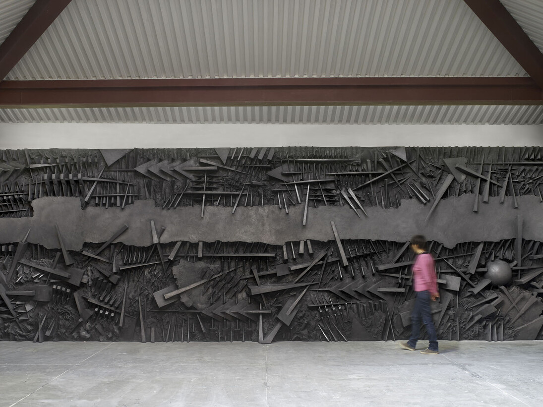 Arnaldo Pomodoro, Le battaglie, 1995  fiberglass con polvere di grafite, 320 x 1200 x 65 cm (foto Dario Tettamanzi). Courtesy of Palazzo Reale
