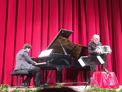 "Notti prima del Fortissimo festival". Il bandoneon, nato nell’Ottocento, come organo portatile, ora è “al servizio” del tango. Cesare Chiacchiaretta ha cominciato a suonarlo perché appassionato di Astor Piazzolla