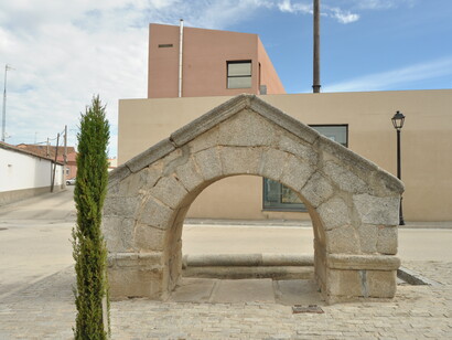 Esta fuente fue construida en 1575 en sillares de granito. Fuente Dos, la ermita de Santa Ana, Fontiveros, Ávila, España