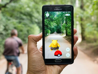 Aplicaciones de realidad aumentada, como Pokémon Go, también se utilizan con fines comerciales y médicos, facilitando la interacción del usuario con productos y servicios