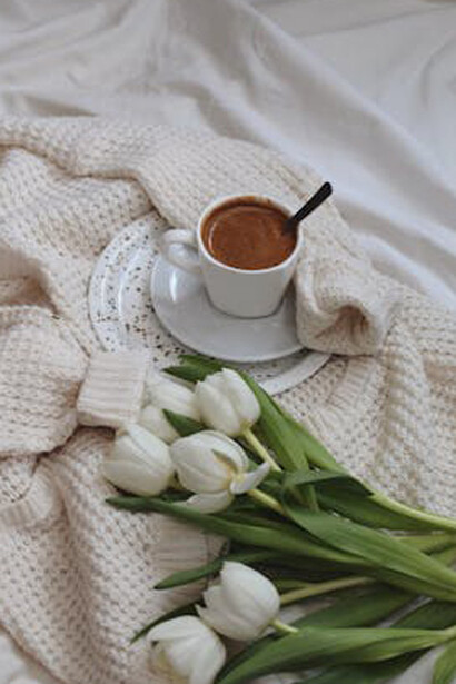 Taza de leche con flores reposando, foto de Joana Motoc