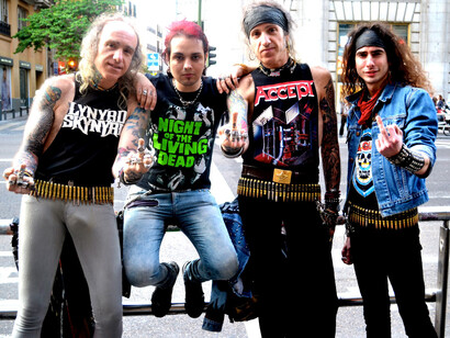 Um grupo de "metaleiros" saudando a câmara