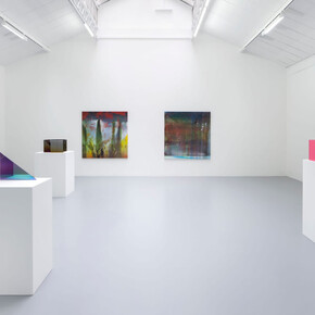 Larry Bell & Liam Everett, The field, exhibition view. Courtesy Larry Bell and Hauser & Wirth; Liam Everett and Mennour, Paris © Larry Bell, Adagp, Paris, 2025, © Liam Everett. Photo by Archives Mennour