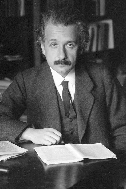 Albert Einstein en su despacho de la Universidad de Berlín, hacia 1920. Esta imagen captura al físico en la época en que sus revolucionarias ideas transformaron la comprensión del universo