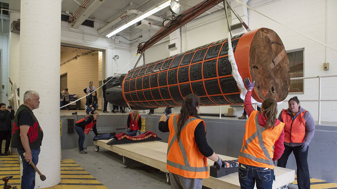 Stanley C. Hunt observe le personnel du Musée qui décharge le Monument. Comme il est gigantesque, il a fallu redoubler de soins et utiliser de l’équipement lourd pour le transporter, l’entreposer et l’exposer. Courtoisie du Musée canadien de l'histoire