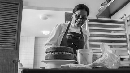 Leonor Zambrano transforma la memoria, la tradición familiar y la imaginación en una pastelería donde cada postre es una forma de contar historias