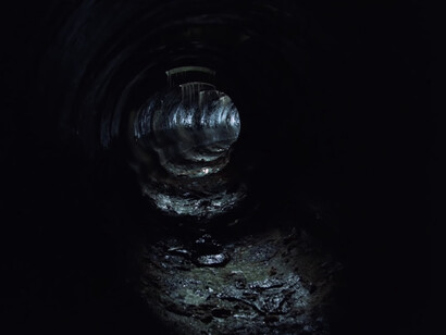 Stalker di Andrej Tarkovskij, (1979). La Zona, punto focale della riflessione di Tarkovskij sull'umanità, si presenta come un luogo inospitale e misterioso