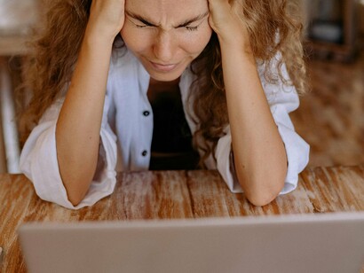 Mulher frustrada em frente ao computador. É como se toda a não aceitação de si – em seus contextos sócio, econômico, étnico e sexual – fosse deslocada ao infinito e, assim, quando se consegue chegar à realização da fama e poder, se percebe também quanta coisa foi desconsiderada, encoberta, escondida por meio de artifícios, andaimes e armaduras; e ainda, o quanto cada vez mais se precisa de outros submetidos aos seus desejos e ambições