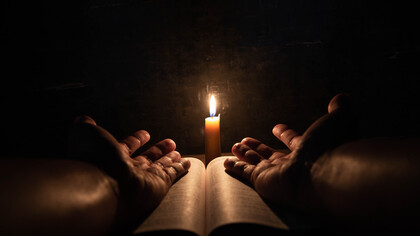 Ainda que tenham uma história marcada por conflitos internos, as fés monoteístas tiveram em seu bojo uma mensagem social. Mesmo que nem sempre tenham cumprido com ela. Esse lado comunitário da crença hoje costuma ser injustamente esquecido