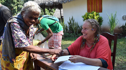 Manina Consiglio e un'anziana signora di Nosy Be