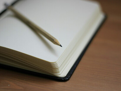 El texto expone con crudeza las consecuencias emocionales de una crianza rígida y humillante, desde la pérdida de la voz hasta un sentimiento de culpa que lo atraviesa todo