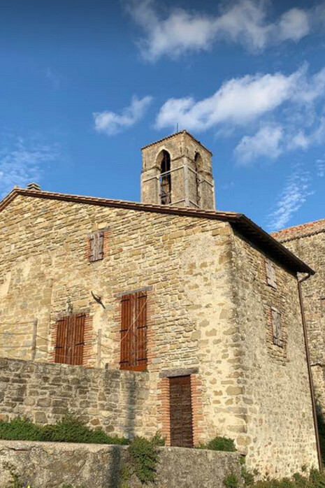 La struttura presenta ancora oggi elementi architettonici originali, come torri merlate, mura possenti e un cortile interno. Castello di Castigione Aldobrando, Gubbio, Itali
