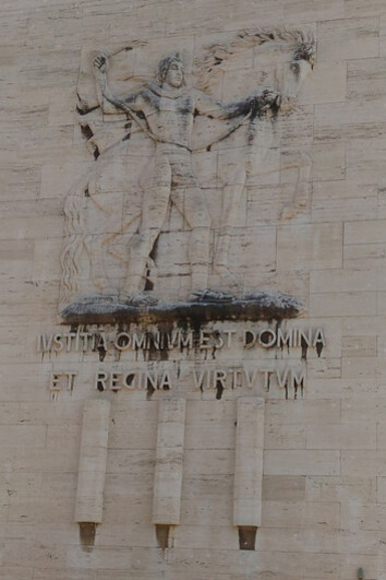 Epigrafe sul prospetto principale della facoltà di Giurisprudenza, foto Roberto Luciani