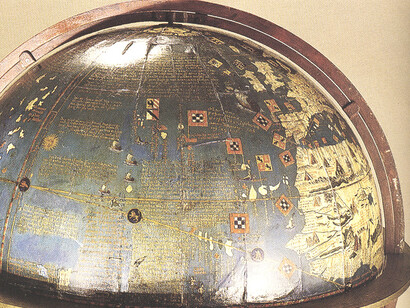 Globo terráqueo que representa los territorios conocidos a finales del siglo XV