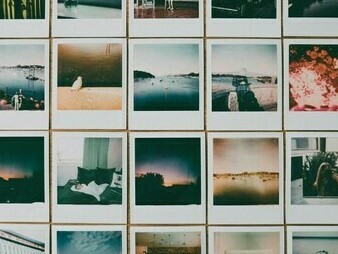 Em diferentes momentos, assumimos diferentes identidades a partir de uma política da identidade nas formas de interação no mundo social. O discurso dos estudos culturais com aporte na identidade parte, como diz Canclini, de “uma construção que se narra” 