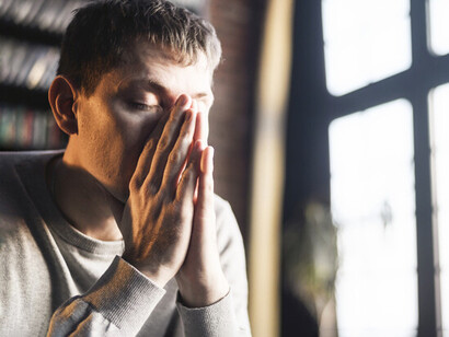 El obrero digital surge como una figura híbrida que, lejos de ser valorada, termina atrapada en un modelo laboral que exige demasiado y reconoce poco