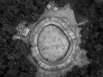 Casa circular do povo indígena Yanomami em Araçá, Roraima, Brasil e a manifestação escrita contra o garimpo ilegal em sua região