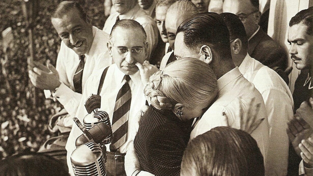 Eva llora y abraza a Perón (17 de octubre, 1951)