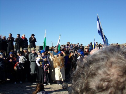 Vivían y viven en armonía con su entorno, conscientes de los límites de su intervención.   Ceremonia en Punta Cuevas, Puerto Madryn. Se realizó el encuentro entre dos culturas (galesa y Tehuelche-Mapuche).Patagonia norte, Argentina