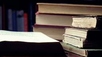 A pesar de pertenecer a tradiciones literarias distintas, es posible establecer un diálogo al analizar la obra de estos autores