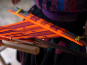 Essas práticas têm sido cada vez mais valorizadas fora do continente. Marcas europeias vêm buscando (ainda que timidamente) integrar saberes tradicionais em suas coleções. Algumas colaboram com grupos locais, outras se inspiram e reinterpretam, raramente dão os créditos. Mas o mais importante é que o discurso sobre o artesanal deixou de ser uma nota de rodapé e passou a ser argumento de valor